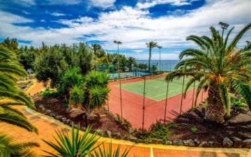 pista de tenis en el hotel sbh club paraiso playa
