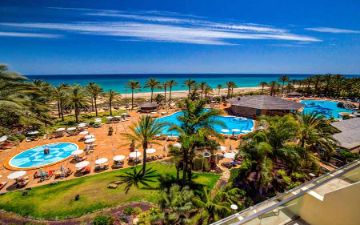 panoramablick auf die schwimmbäder des hotels sbh costa calma palace