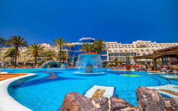 piscina con fuente hotel sbh costa calma palace