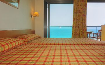 letto camera doppia con vista mare sbh club paraíso playa