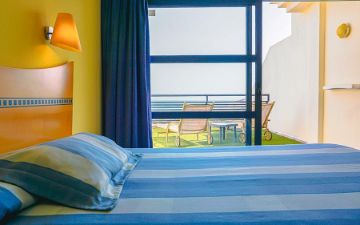 letto camera doppia fronte oceano sbh crystal beach hotel suites