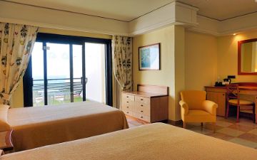 scrivania camera doppia con vista mare sbh crystal beach hotel suites