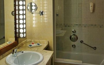 bagno camera doppia con vista mare sbh crystal beach hotel suites