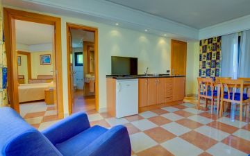 televisione suite con vista mare laterale sbh crystal beach hotel suites