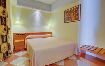 letto suite con vista mare laterale sbh crystal beach hotel suites