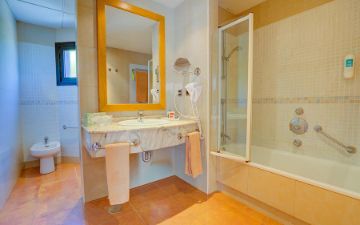 bagno suite con vista mare laterale sbh crystal beach hotel suites
