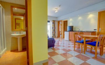 salotto suite con vista mare laterale sbh crystal beach hotel suites