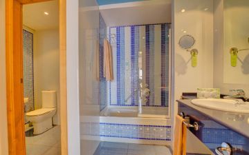 bagno suite con vista mare sbh crystal beach hotel suites