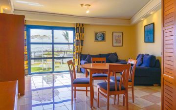 divano suite con vista mare sbh crystal beach hotel suites