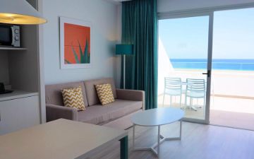 sofa chambre familiale vue mer SBH Maxorata Resort