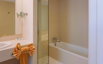 salle de bain master swim-up vue mer SBH Maxorata Resort