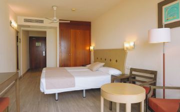 cama habitacion doble oceant front sbh taro beach