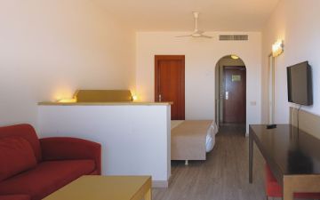 cama habitacion doble vista mar sbh taro beach