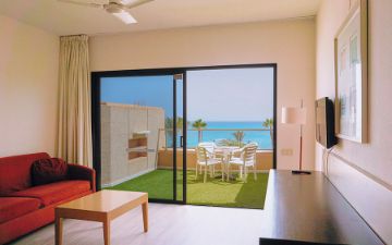 salon habitacion familiar vista mar sbh taro beach