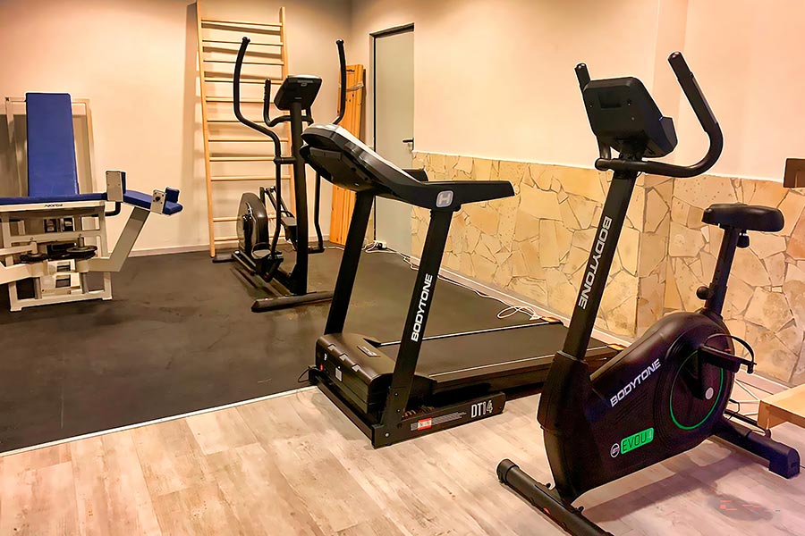 intrattenimento sbh crystal beach hotel suites